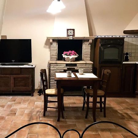 Casa Vacanze La Piazzetta Del Castello Montecalvello Екстер'єр фото