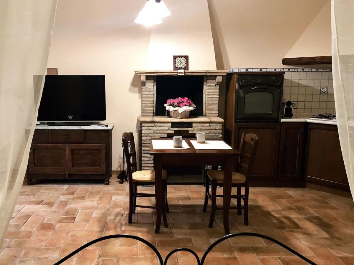 Casa Vacanze La Piazzetta Del Castello Montecalvello Екстер'єр фото